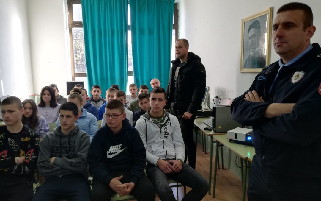 У нашој школи, ученицима деветог разреда одржано је предавање на тему „Стоп вршњачком насиљу“.