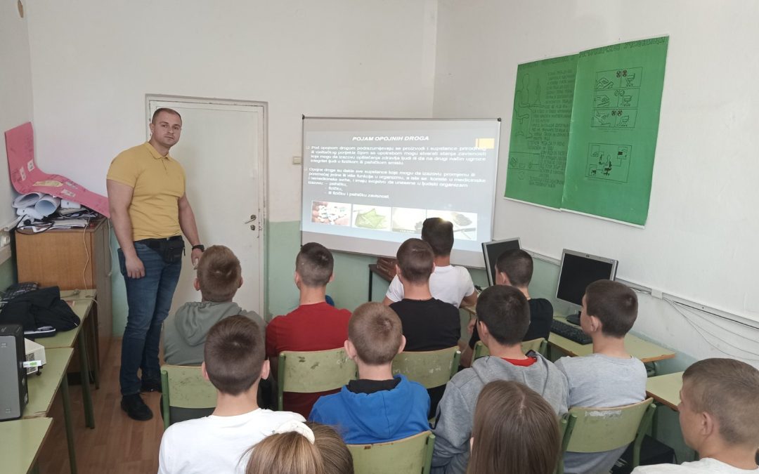 Ученицима деветог разреда одржано предавање на тему „Злоупотреба опојних дрога“.