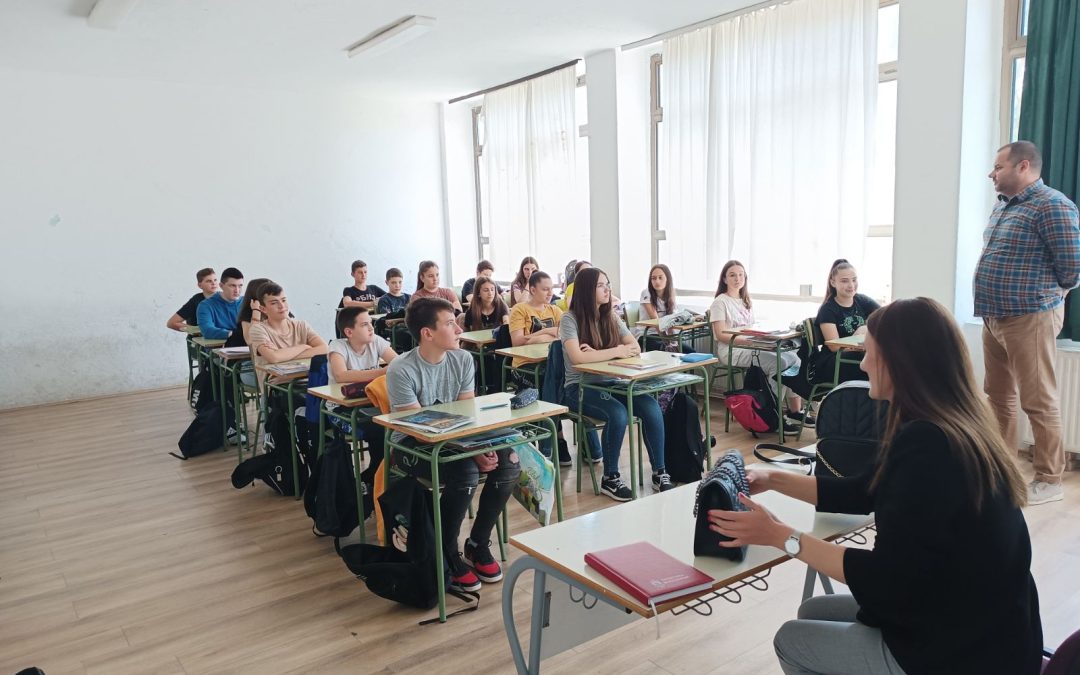 Данас је у нашој школи ученицима осмог разреда одржано предавање на тему: „Утицај породице на формирање личности“