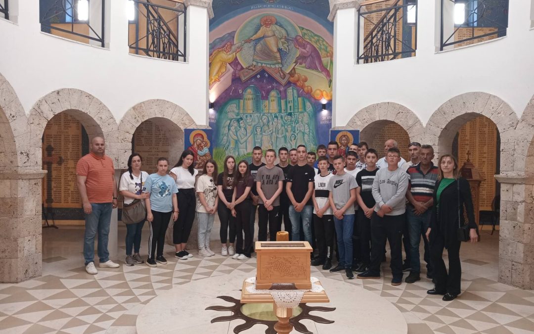 Ученици деветог разреда данас су у једнодневном излету посјетили Храм Васкрсења у Пребиловцима и манастир Житомислић.